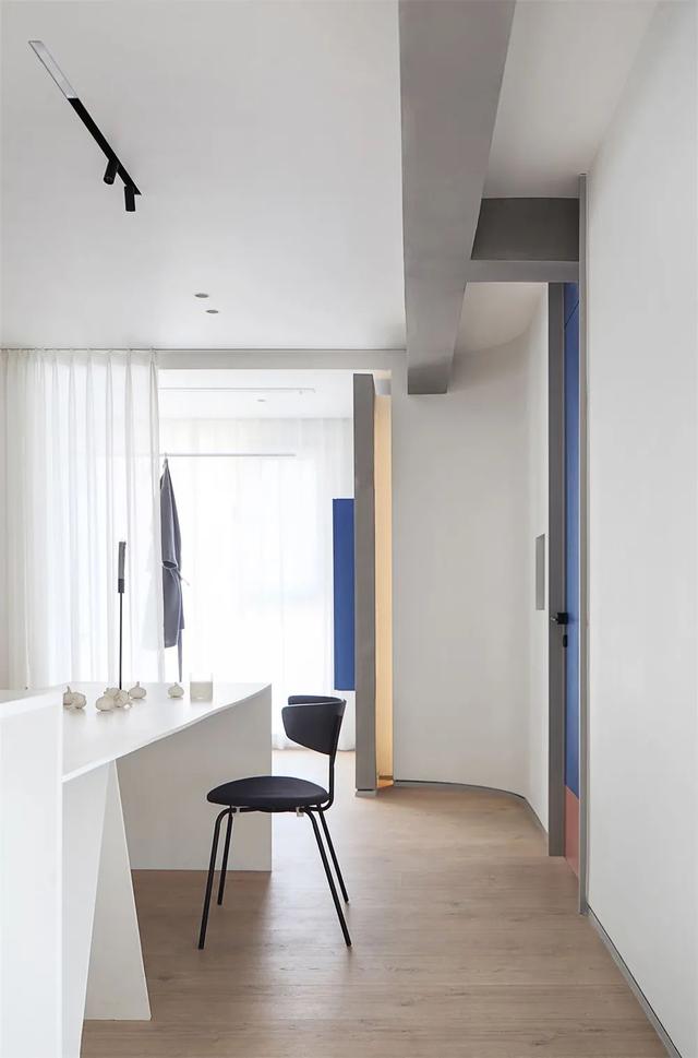 |120㎡现代极简，全屋纱帘、引入光线，黑白灰+红蓝点缀独特美