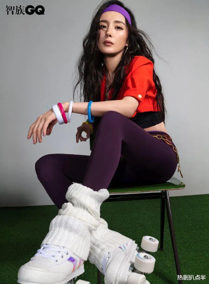 杨幂|杨幂新杂志大片翻车了，脸型奇怪鼻孔瞩目，服装造型还撞款林永健