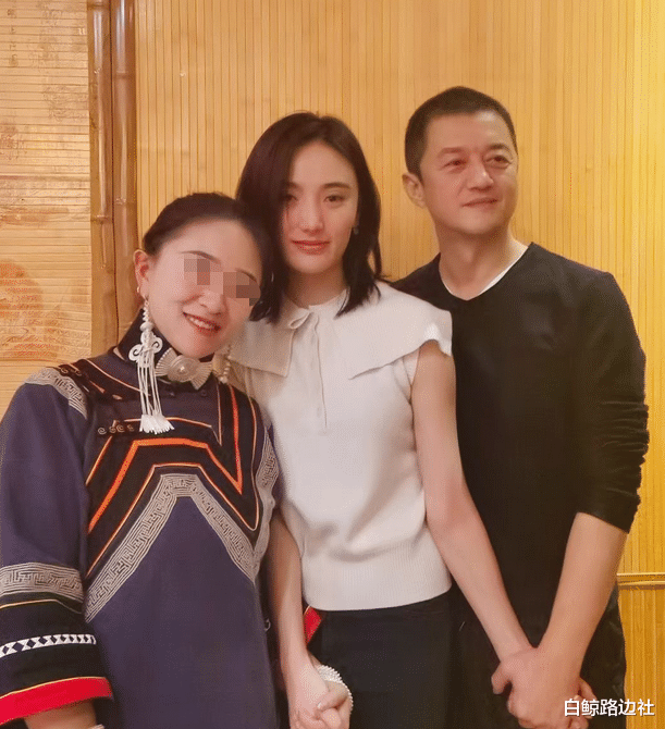 王菲|王菲15岁女儿近况曝光！穿露脐装秀大长腿，准继母主动帮她拎衣服