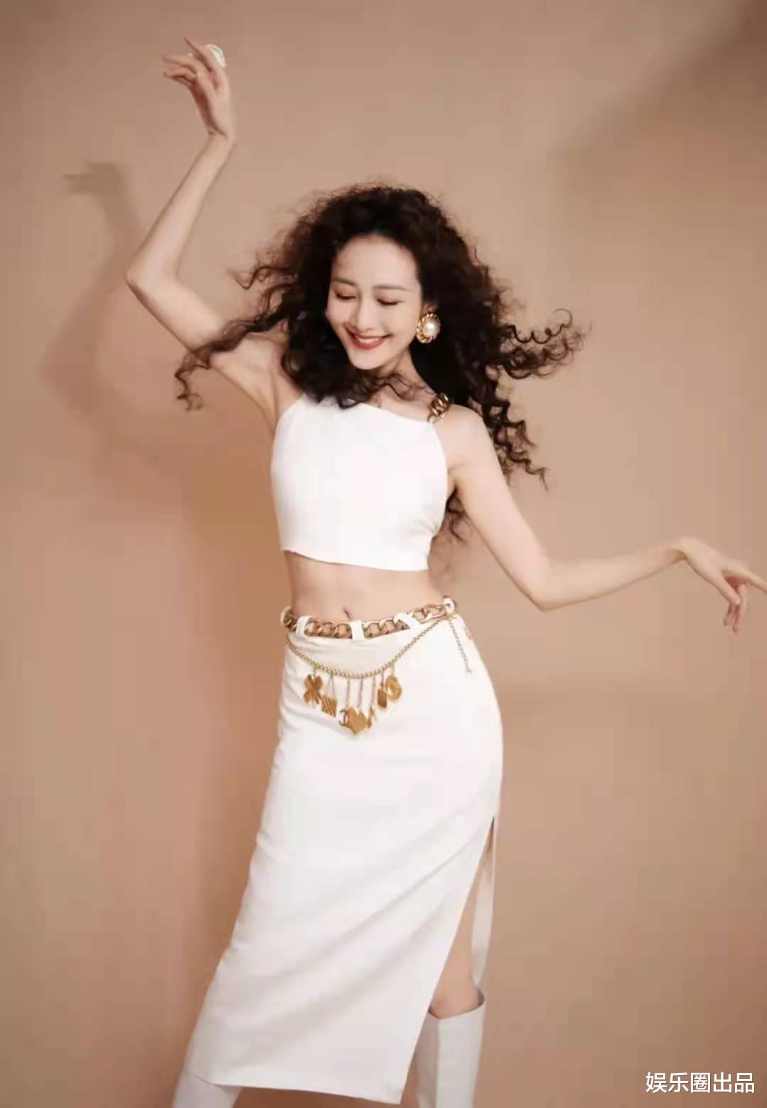 王鸥|王鸥的“跨年大片”火了，穿露脐装秀马甲线，肚脐状态引起热议