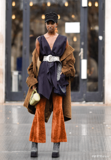 卡莉时尚show|阔腿裤不香了！今秋“奶奶裤”火了，搭配外套潮爆了！美出新高度