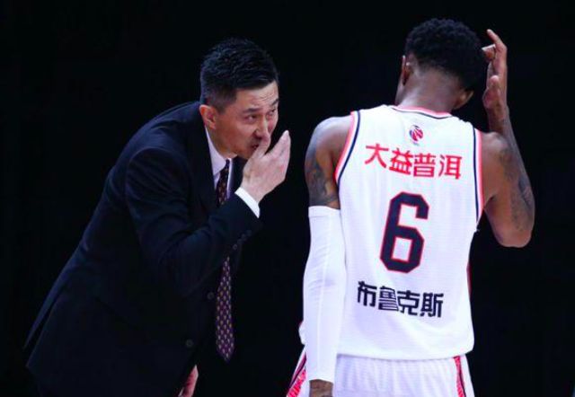 广东男篮|20分溃败！近4战3败卫冕冠军统治力尽失，杜峰还要等马尚吗？