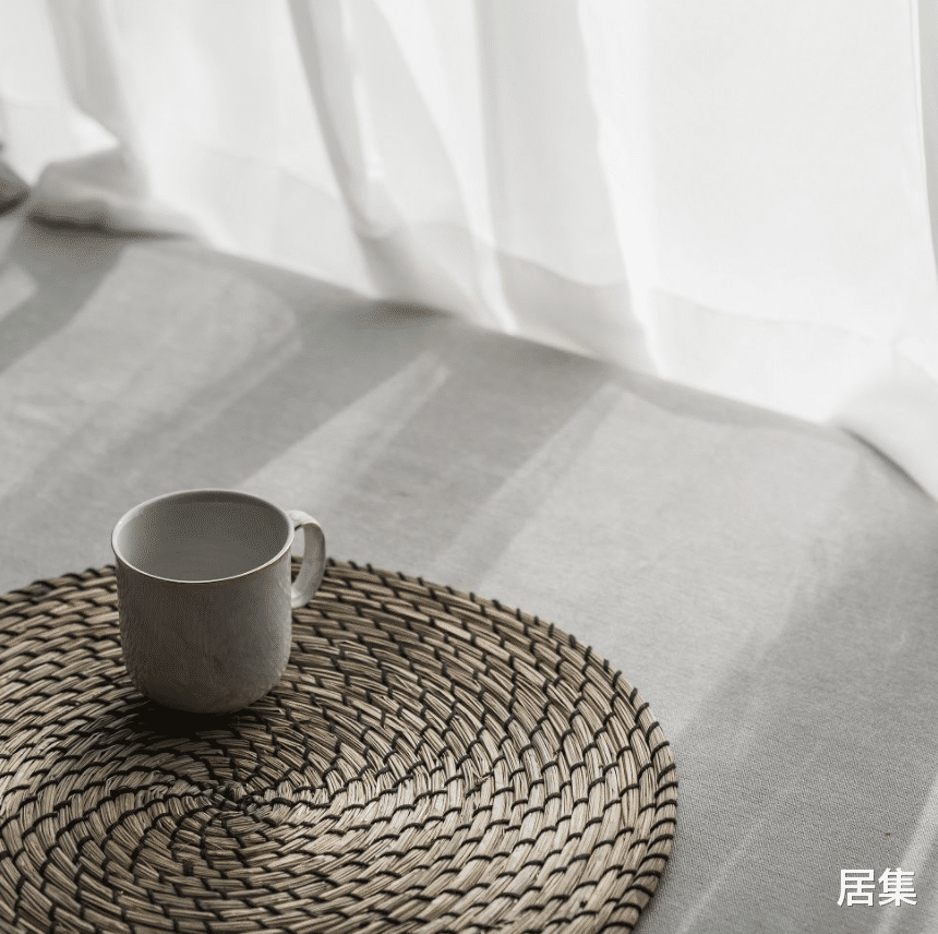 满屋涂鸦墙充满创意，闪闪发亮的鞋架，满足了“收纳狂”的小心愿