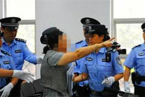 温故淮史 青海母亲虐死女儿后入狱，释放后又挖女儿骨灰泄愤，原因值得深思