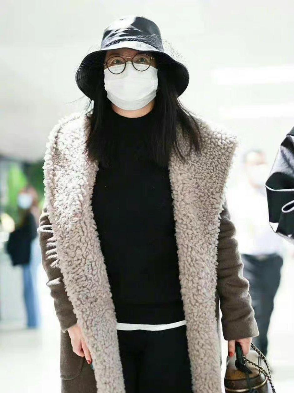 李湘|离婚后李湘独自美丽？超长毛绒大衣贵气依旧，不受影响状态仍在线