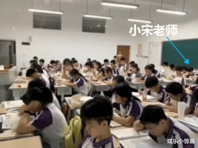 宋亚轩|宋亚轩上课照被疯传，坐姿慵懒神似“葛优瘫”，被质疑成绩差