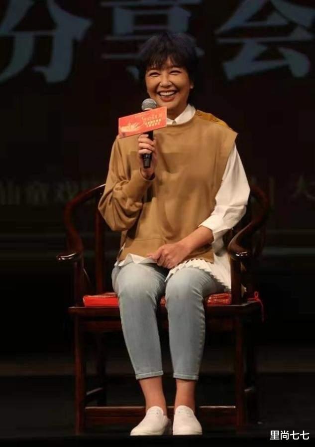 西兰花 江珊换新发型露面，一头紫发比小年轻还潮，满脸胶原蛋白太显嫩了