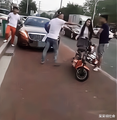 呆呆说社会 男子情人节骑电车，跟女友告白被拒，女友一句话戳痛男子！