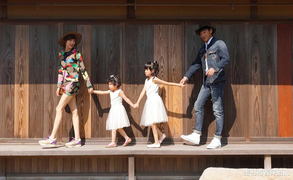 黎姿|鲍蕾带俩女拍写真，母女仨筷子腿抢镜，12岁贝儿身高快赶上妈妈