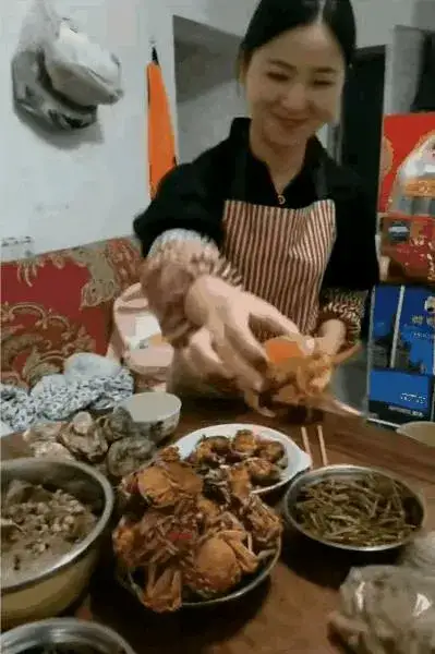 一男子疲惫下班回家,贤妻精心准备“盛宴”庆祝男子生日走红网络