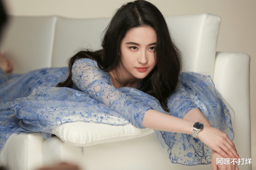 刘亦菲|刘亦菲称上学时没有人追求，18岁照片曝光之后，网友：这谁敢？
