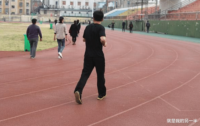 |40岁中年男子，每天坚持夜跑4公里，5年之后，他身体得到了什么？