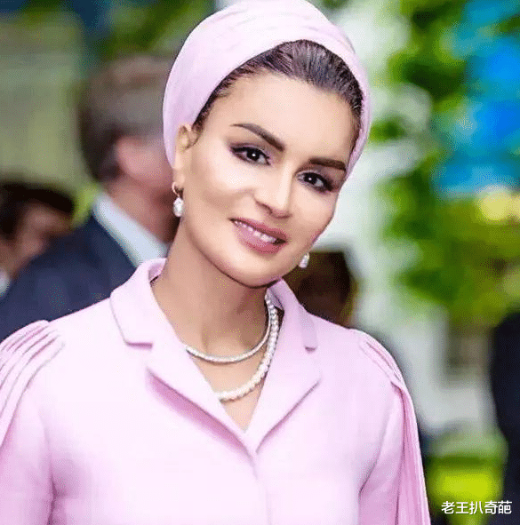 哈马德|中东“武则天”莫扎：为复仇嫁仇人之子，如今国王丈夫帮她穿鞋