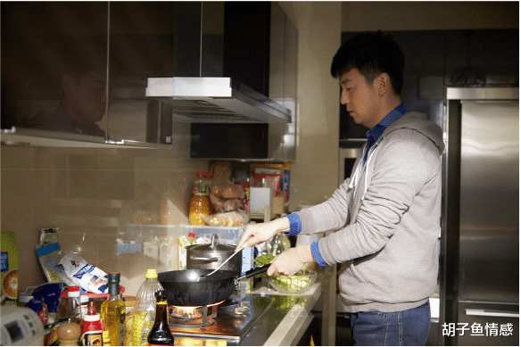 胡子鱼情感 58岁男保姆坦言：工作看似简单轻松，实则像老公一样，一刻不离身