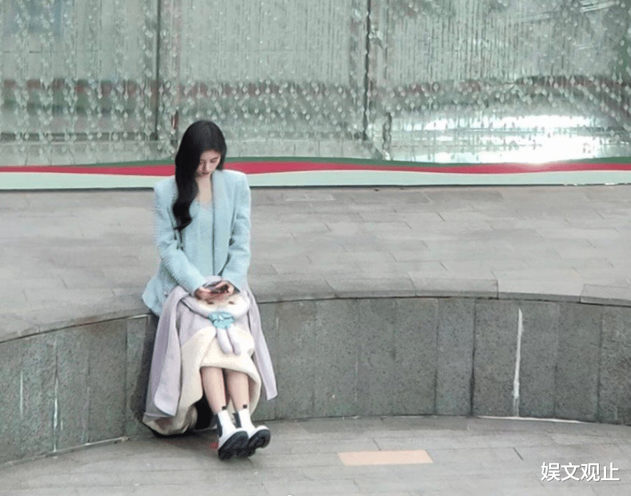 鞠婧祎|鞠婧祎新剧路透照美出新高，我却关注她的全身照，乍一看像个小孩