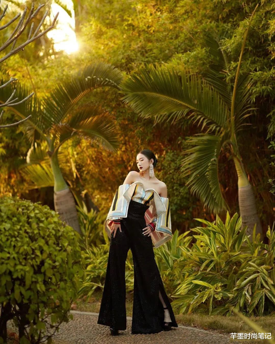 穿衣搭配|毛晓彤一改往日甜美风，涂“姨妈色”口红，尽显复古典雅又霸气