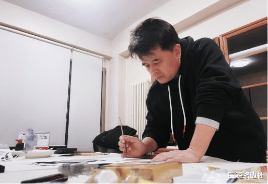 毕福剑|62岁毕福剑近照曝光!为侄子庆生现场题字,胡子拉碴眼睛似睁不开