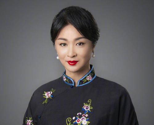 主持人|金星爆料：某主持人，外形条件差没身材没颜值，因跟对人小火一把