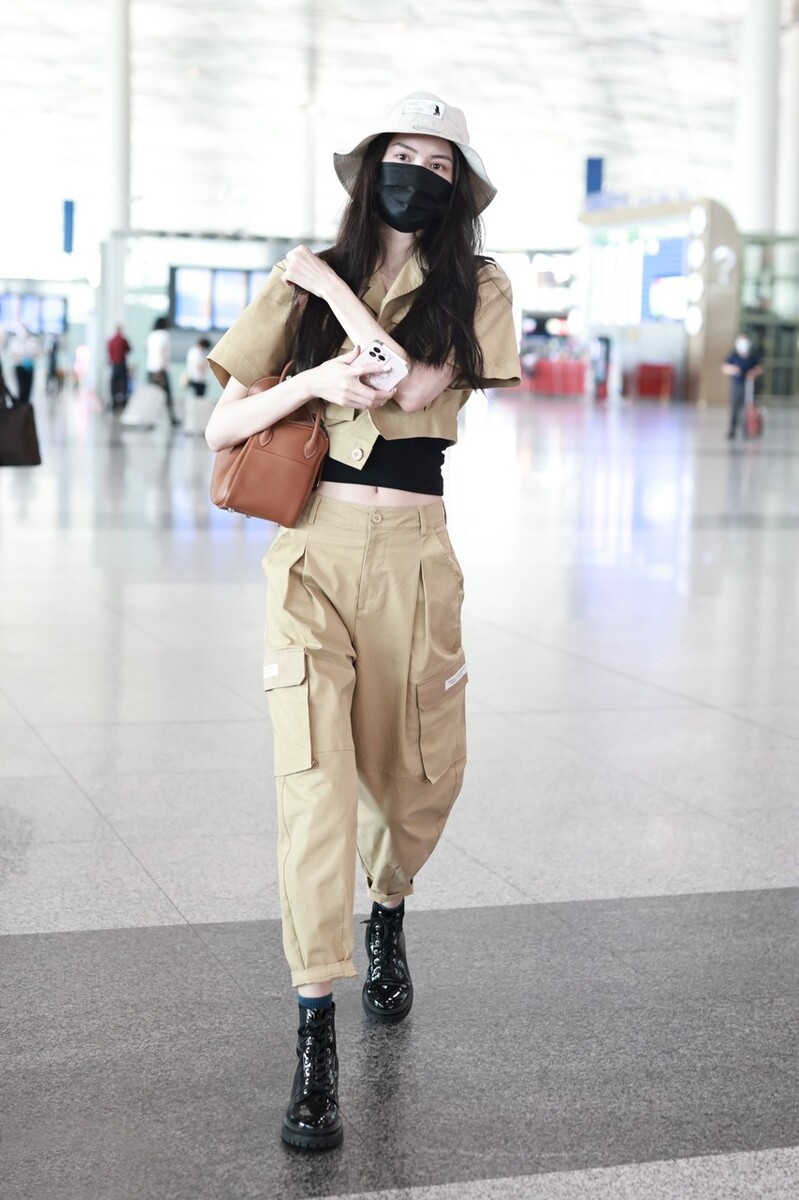 衬衫|何穗的造型真养眼，阔腿裤+衬衫尽显超模范，没浪费178cm的身材