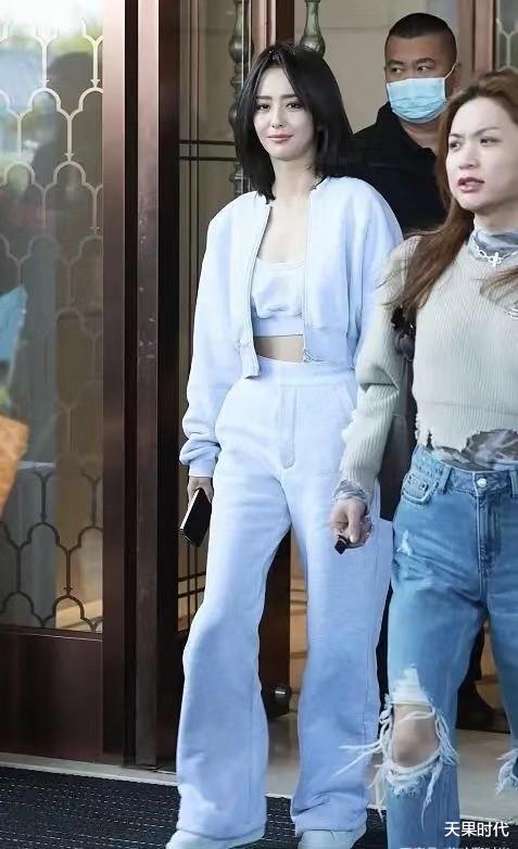天果时代 佟丽娅“女团装”真火辣,外套敞穿露蛮腰,新风格太惊艳