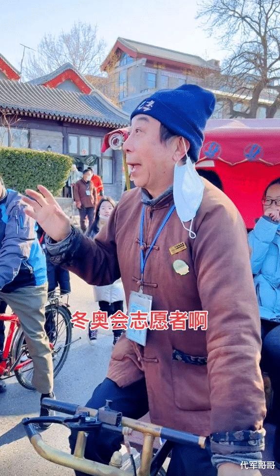 冯巩|同样都是64岁老艺术家！冯巩街头蹬三轮获赞，潘长江直播卖酒被吐槽
