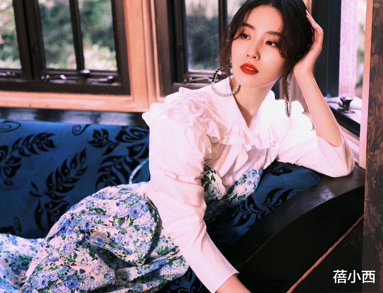 刘诗诗|吴奇隆微微发福，刘诗诗当妈了穿牛仔裙像个小姑娘，被宠着真幸福