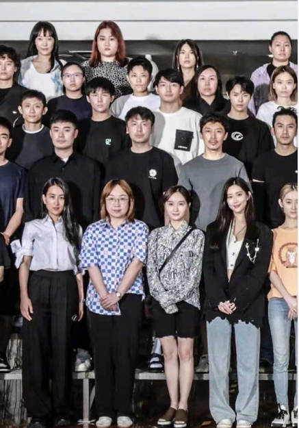 时尚风行派|艺德培训班大合影曝光！董洁穿衬衫素颜站C位，马苏造型干练超美
