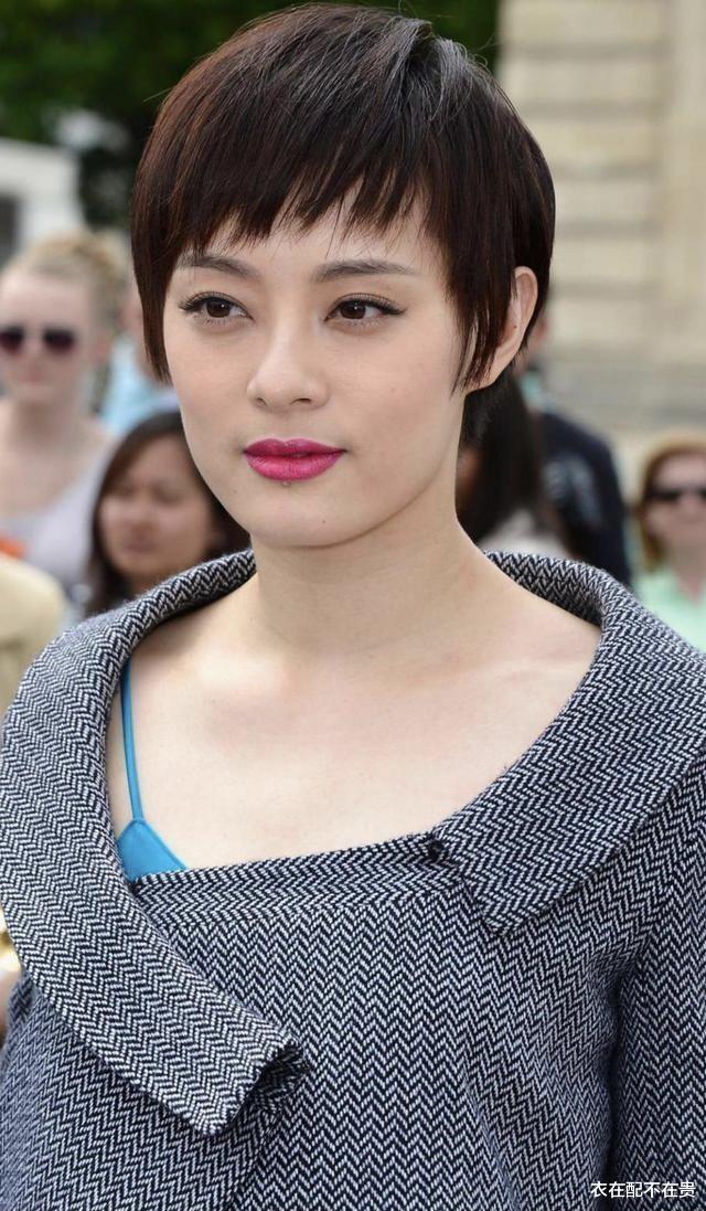 孙俪|40岁孙俪很会打扮，穿不规则西装“故意”露出吊带，却很有高级感