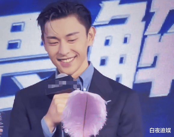 |生图杀手！邓伦亮相活动被抓拍，修图师都无从下手