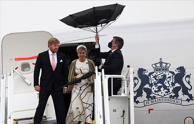 荷蘭王後訪問德國大翻車！遇大雨傘都刮破打翻，一身印花白裙好仙-圖3