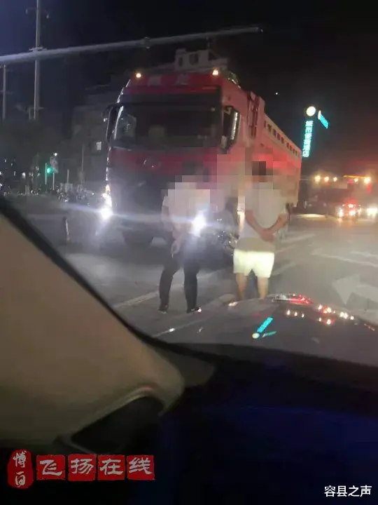 艺术品 广西一电动车被泥头车撞倒，有人被撞飞