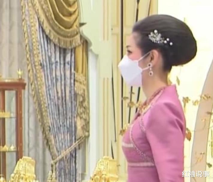 申敏儿|诗妮娜新造型严重翻车，粉色礼服又村又土，跪在苏提达身边像侍女