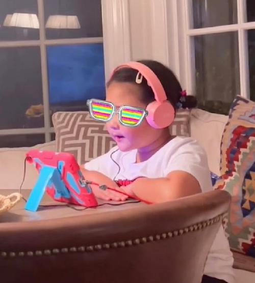 舜网 何洁晒三胎女儿正脸照 眼睛大如葡萄小脸肉嘟嘟