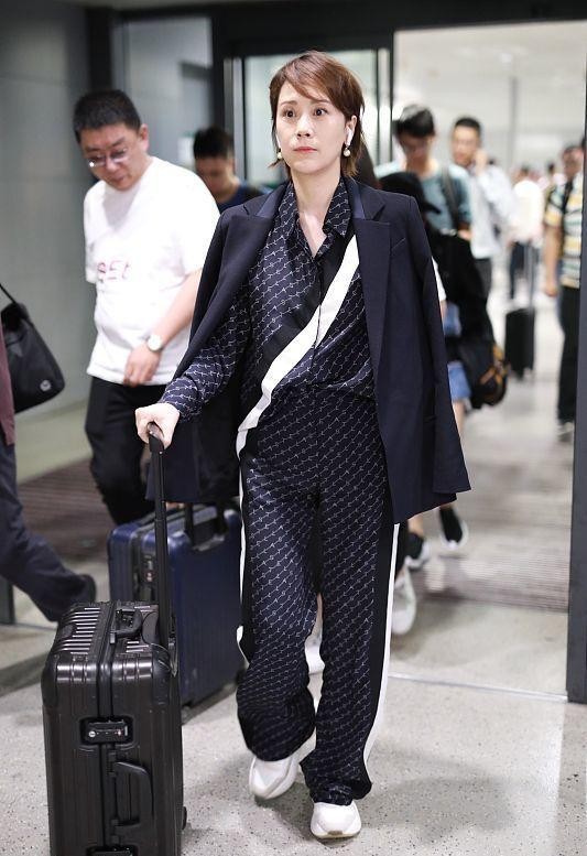 程序员|海清真有范儿,穿“睡衣”出门看似随性,披上西装却很有职场风