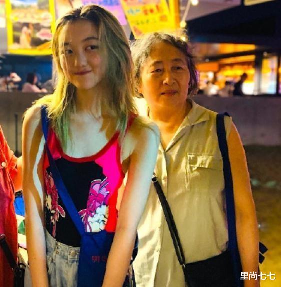里尚七七|李嫣和闺蜜聚餐，换回黑发色很青春，穿两分裤秀腿衣着依旧很大胆
