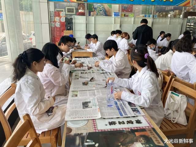 大光谷新鲜事 武汉两大学老师请学生吃50斤“小龙虾”  打造“最香课堂”