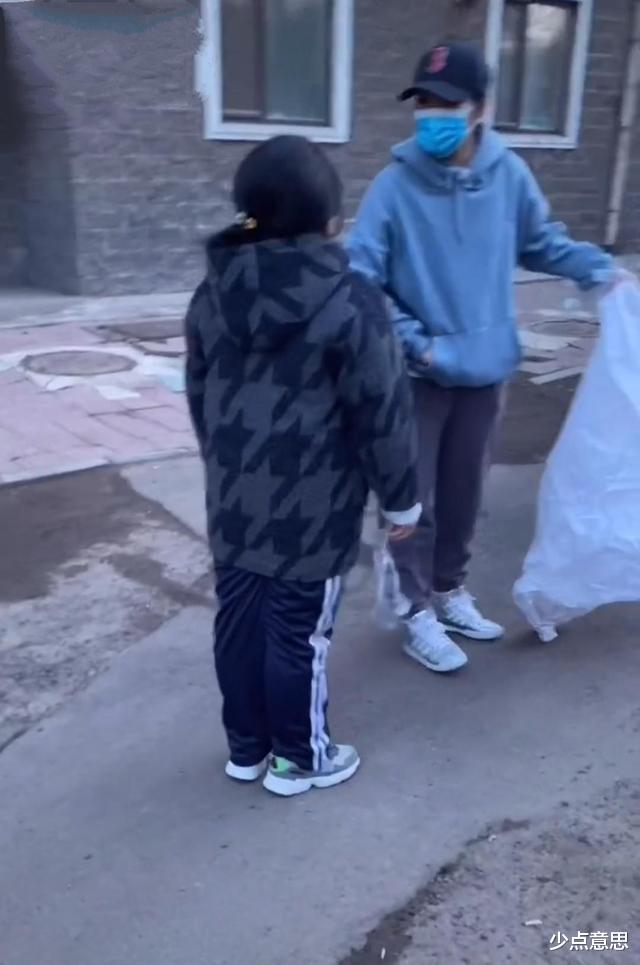 少点意思 沈阳，有一位妈妈带女儿上街捡破烂！
