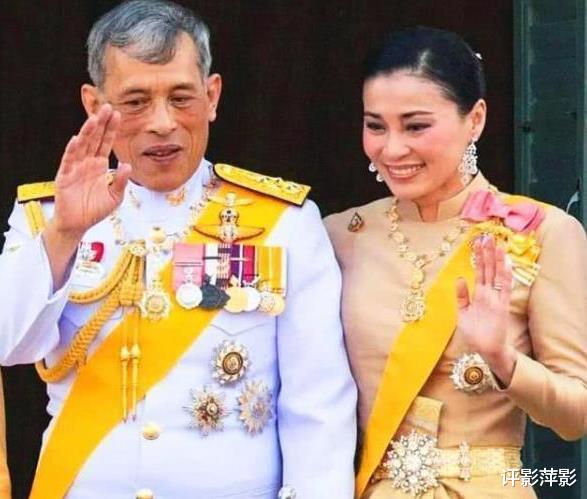 诗妮娜|泰王拉抬西拉米诗妮娜，王室四人海报出炉，唯有苏提达格格不入