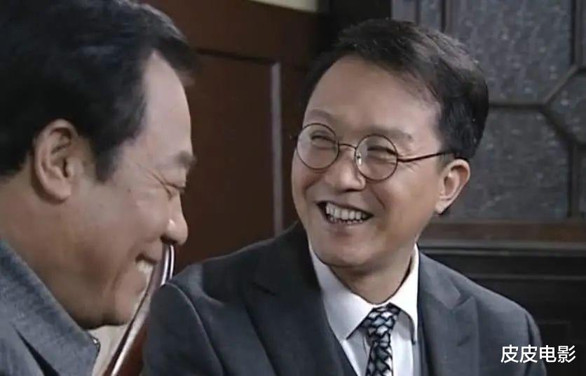 潜伏|把《悬崖》和《潜伏》放在一起看，两部谍战剧的差距，就出来了