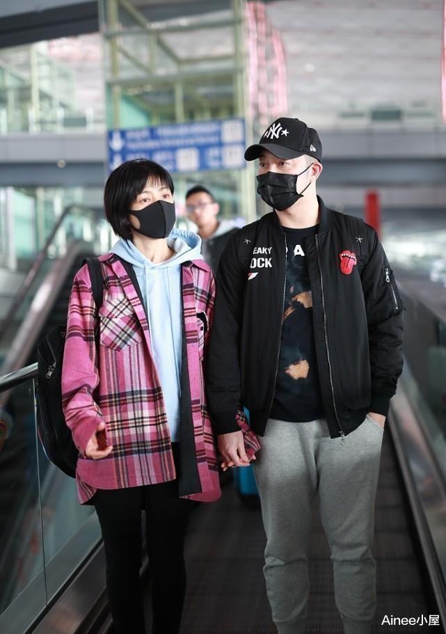 粉色 胡可在沙溢身边似小女孩，穿粉色夹克配卫衣休闲随性，短发真减龄