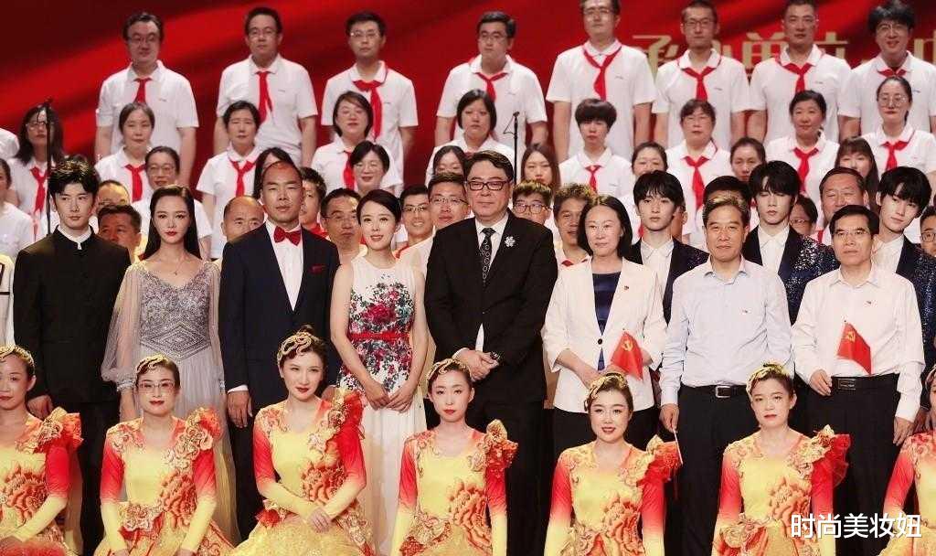 时尚美妆妞|颜丹晨“天然颜值”真耐看,穿无袖印花连衣裙上央视,被惊艳了
