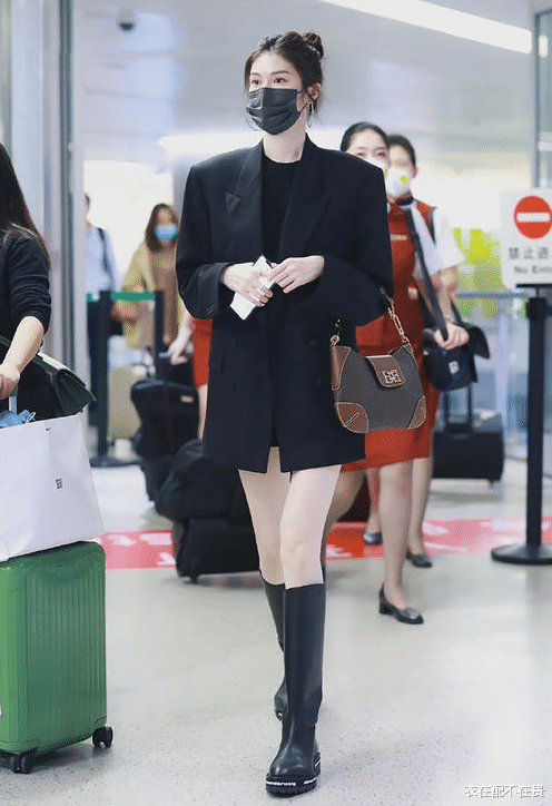 何穗|何穗恋爱后更美了，廓形西装配长筒靴大秀修长美腿，陈伟霆真幸福