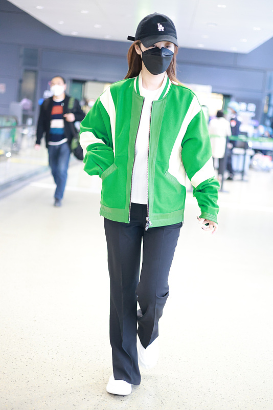 红珊瑚me 深秋穿棒球夹克很好看，利落时尚很有朝气