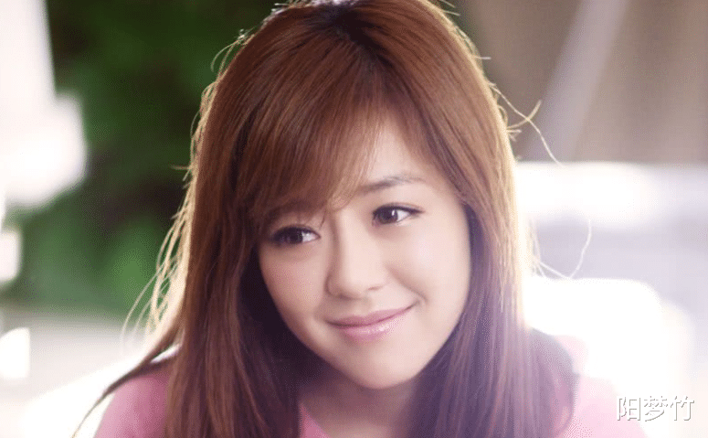 张含韵|初代《超级女声》谁还记得？多数人淡出娱乐圈，剩一人在挣扎求存