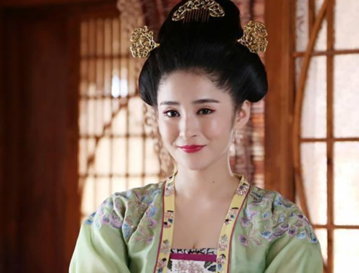 李心艾 李心艾减肥失败了，但她穿上古装后，网友：杨贵妃的最佳人选