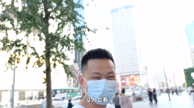 自带社交牛逼症的发型,敬汉卿当街叫人看自己的后脑勺