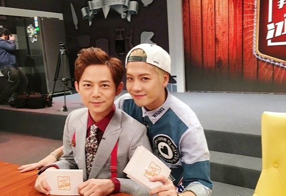 何炅|何炅与男子摸脸杀后，再被曝与小鲜肉出游，被认出秒变脸拉手快走