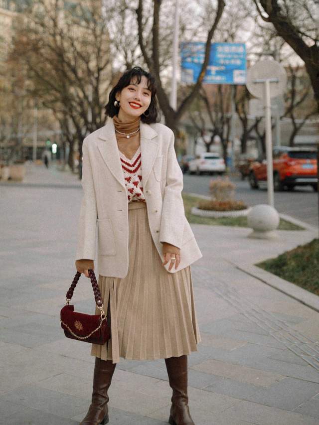 何有强 秋冬，短款大衣的复古搭法，搭配上一条半身裙，让你美出新高度