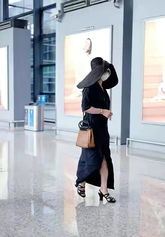 加菲猫说时尚|金星戴塑料面具走机场!穿凉鞋脚挤变形双臂真壮,戴粗链子超浮夸