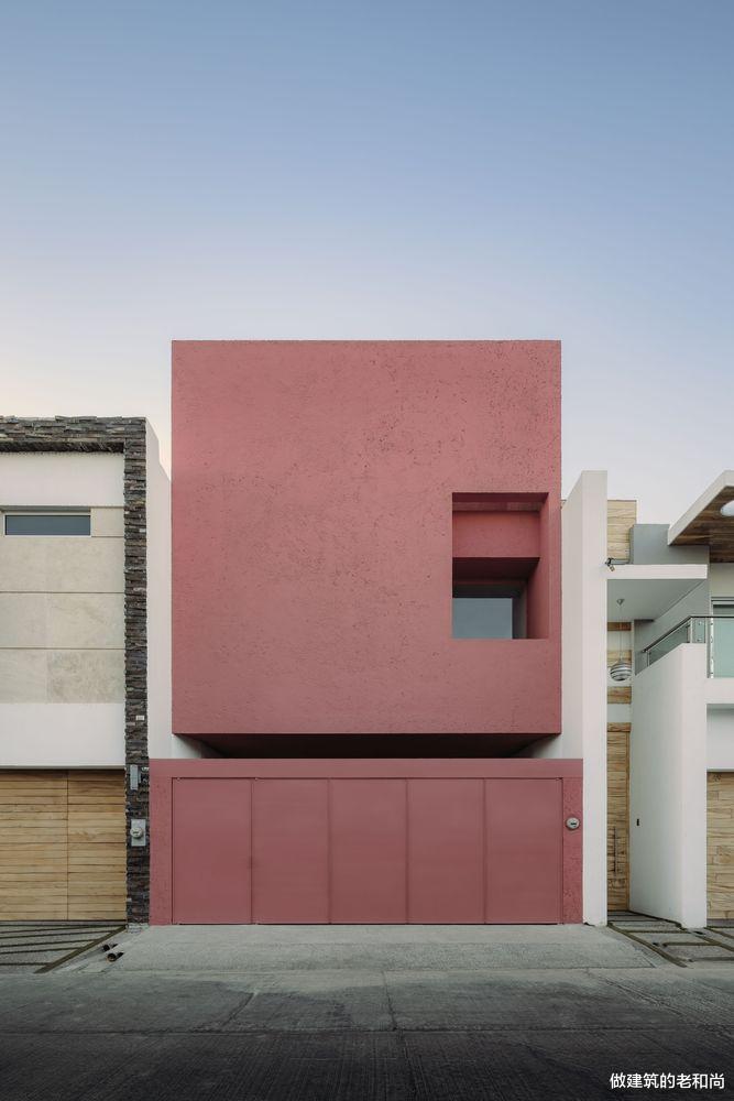 狭长型红色三层住宅:朴素简单的色调下,由天井引入阳光